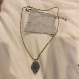 KENDRA SCOTT - Drop necklace. Gold trim.